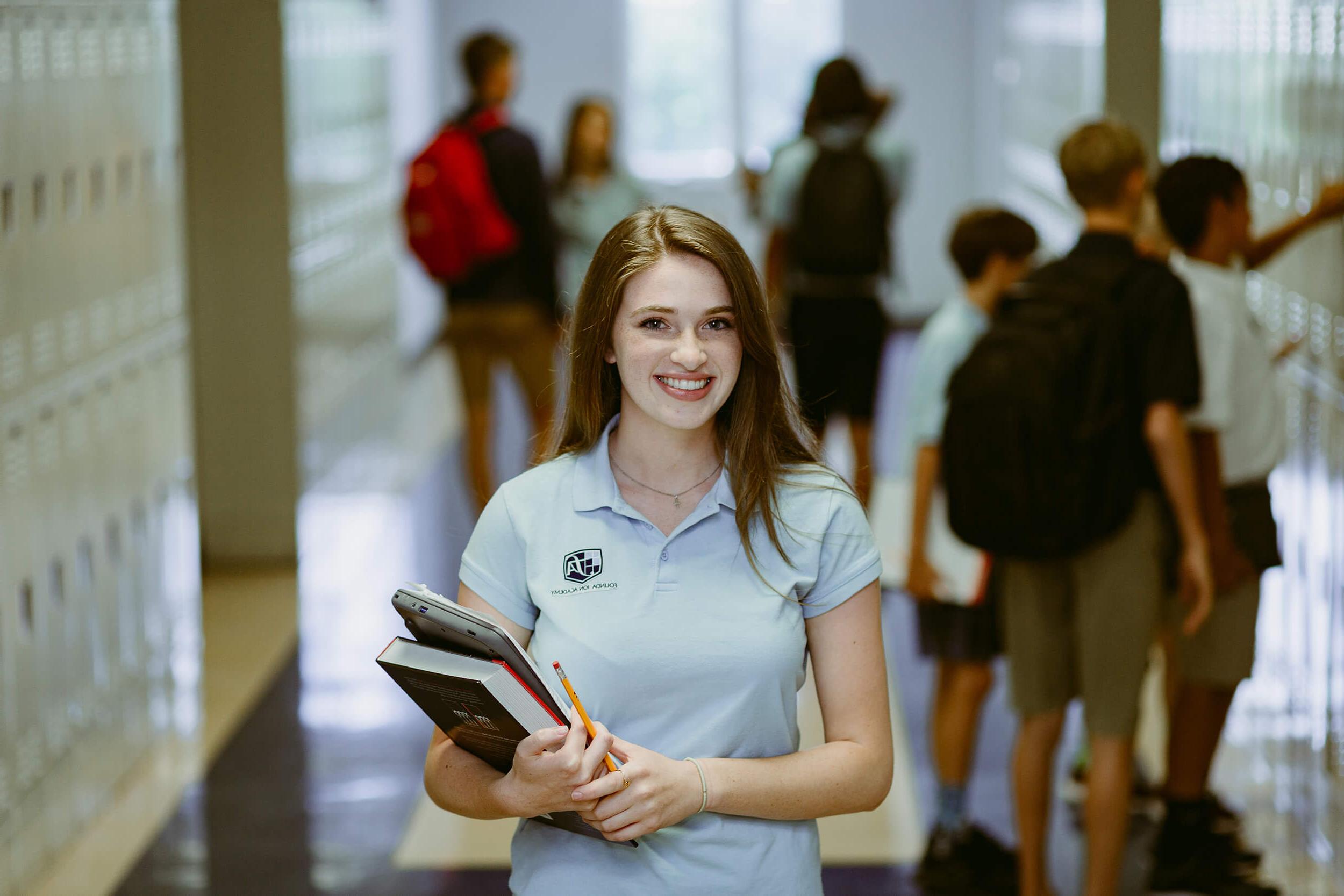 Student at <a href='http://7aj.king-net.net'>澳门威尼斯人网上赌场</a> Academy in school hallway